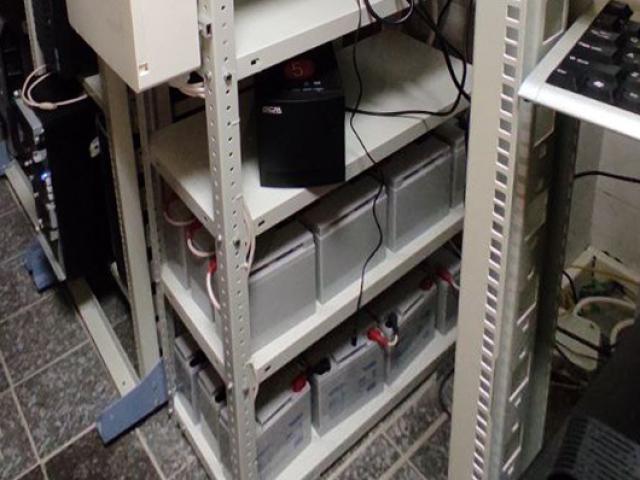 UPS Cover Core 6  Встановлена система резервного живлення в офісній будівлі, для серверної.  Склад системи РЖ: - UPS Cover Core 6 (1 фазно 1 фазний, на 6 кВт потужності), - АКБ Merlion 1218 (12V 18 A/h). 20 шт., - Стелаж для АКБ на 5 полиць (1500х700х300),  У разі відключення міської мережі, часу автономії цієї системи РЖ вистачає на 4 години роботи. Далі автоматично вмикається генератор.